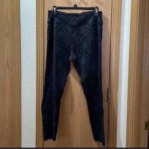 PINK Victoria’s Secret PINK SPORT LEGGINGS SIZE LARGE  PAISLEY BLACK WHITE